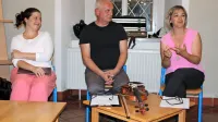 Pisateljici Mateja Perpar in Natalija Šimunovič z založnikom 
Damijanom Bogatajem na zaključku pisateljske rezidence