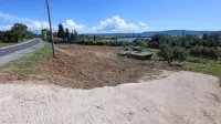 Parcela, ki jo je lastnica, družba SHP Istra, očistila in na kateri namerava graditi turistične zmogljivosti. 
