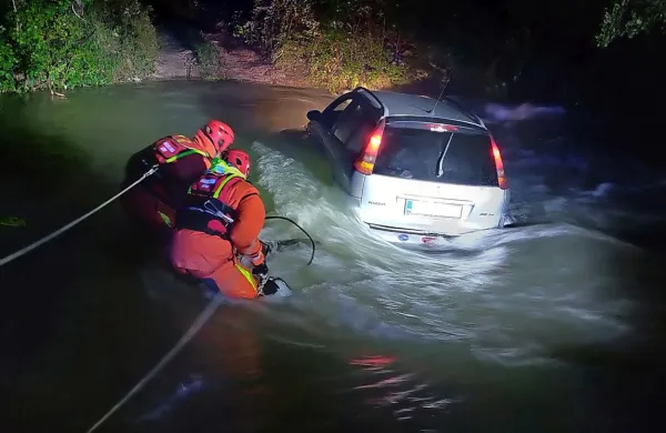 Koprska gasilca-potapljača sta se morala previdno približati avtu, da ju Rižana ne bi odnesla. 