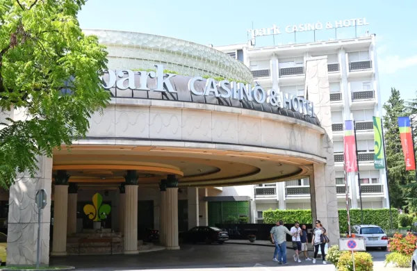  Ker je letošnji praznik Marijinega vnebovzetja padel na soboto, so ostali v Hitu brez podaljšanega konca tedna, kar se pozna.