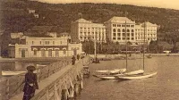 Prizor z znamenitim hotelom Palace z začetka prejšnjega stoletja
