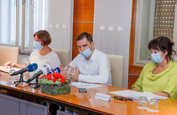 Mag. Iris Podobnik, Klemen Miklavič in Tatjana Gregorčič so 
pojasnili, kako je in še bo občina pomagala gospodarstvu. 