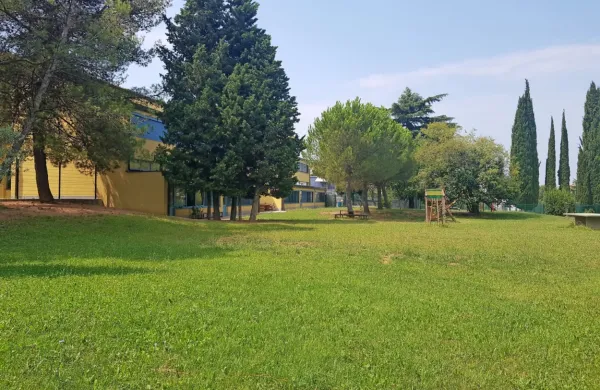 Prizidek k OŠ Dušana Bordona bodo umestili  na travnik vzdolž 
šolske kuhinje in bližnje ceste.