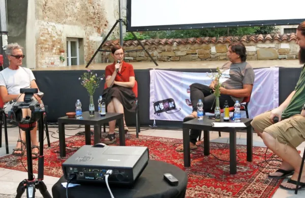 Direktor Kina Šiška Simon Kardum (levo), direktorica festivala 
Kino Otok - Isola Cinema Tanja Hladnik in Iztok Novak Easy, 
glasbenik,  vodja festivala Poletje z biseri in voditelj na  Radiu 
Koper, so v pogovoru z Borutom Jermanom razkrili    preživetvene 
ukrepe svojih kulturnih projektov.