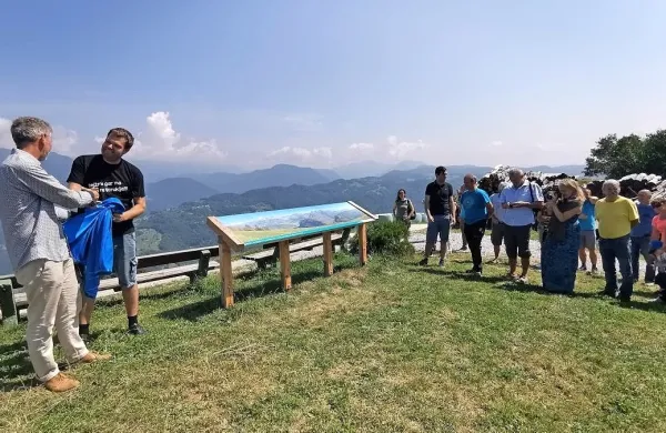 Na Širokem se s pomočjo table in  daljnogleda širi razgled po 
okoliškem hribovju. 