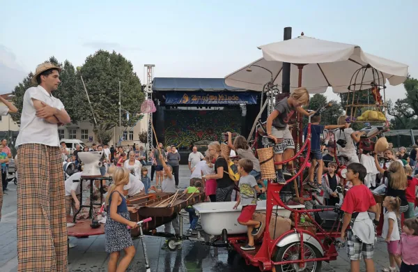 Festival Zmaj 'ma mlade bo  nanizal skoraj 30 brezplačnih dogodkov, takšnega vrveža kot lani (na fotografiji) pa letos zaradi 
omejitev ne bo.