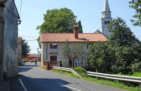 Hišo na najožjem delu ceste bodo porušili, da bodo dobili prostor za širšo cesto, pločnik, v bodoče pa tudi parkirišča. 