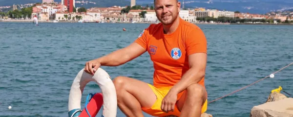 Koprčan Marko Bandel že vrsto let bedi nad kopalci na plaži v 
Žusterni. 