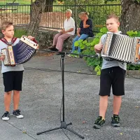 Mlada harmonikaša, brata Matic in Patrik Cunja, sta dokazala, da 
se tudi mladi trudijo ohranjati kulturno dediščino Istre.