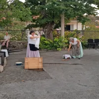 Ugledališčen prikaz trgovanja Homo na plac je  poskrbel za salve 
smeha. 