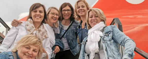  Laura, Nataša, Zlatka, Silva, Saša in Tanja (z leve) so oblikovale 
KGB predvsem z namenom, da kulturno in aktivno preživljajo svoj 
prosti čas.