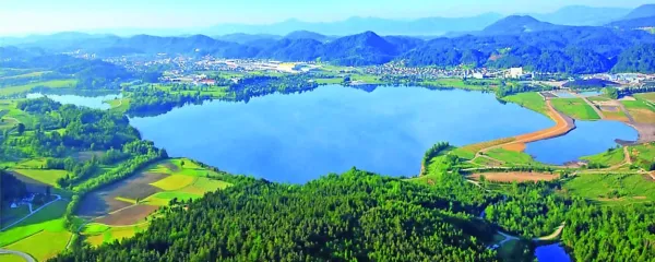 Šaleška jezera so nastala kot posledica podzemnega izkopavanja 
lignita v velenjskem premogovniku.
