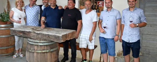 Modre pinote so predstavili (z leve) Ingrid Saksida, Primož 
Lavrenčič, Matjaž Lemut, Boštjan Protner, Jože Čuk, Franc Premrn 
ter brata Patrik in Aleksander Zavec. 