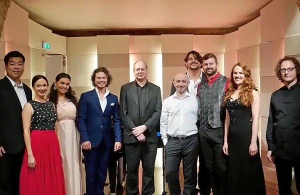 Med nastopajočimi v uprizoritvi vrhuncev Mozartove opere Don 
Giovanni na Dunajskem opernem festivalu je tudi primorski operni 
solist Jure Počkaj (tretji z desne).