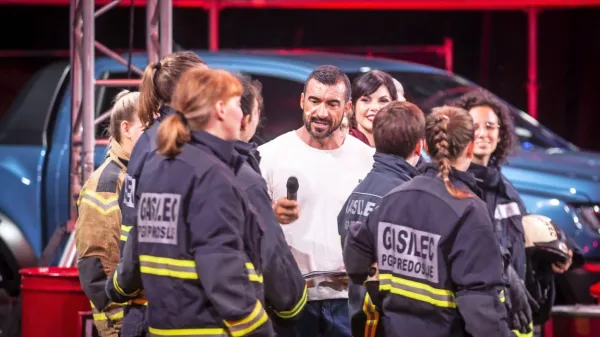 Gasilci se pred kamero pripravljajo na akcijo.