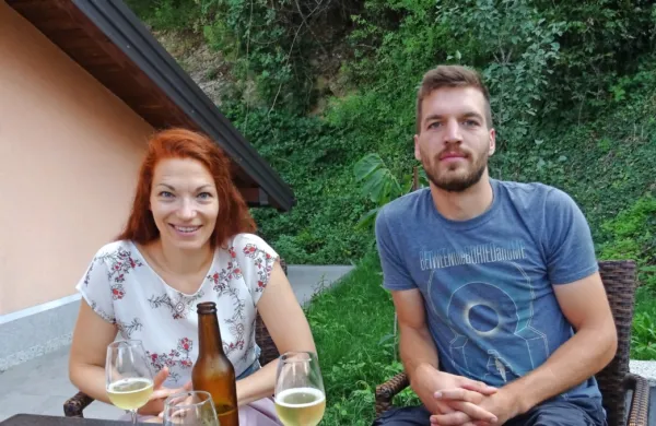 Boštjan in Maja Pečar vidita v sadjarstvu veliko priložnost. 
Zgrabila jo bosta s proizvodnjo ciderja.