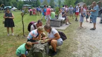 Praznik žlikrofov je Mladinski center prvič pripravil v parku Mejca, 
nekdaj - in  morda spet -  najbolj priljubljenem prireditvenem 
prostoru v Idriji.  