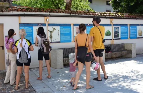 Poulično razstavo, postavljeno ob 70-letnici Tolminskega muzeja, si z zanimanjem ogledujejo domačini in turisti. 