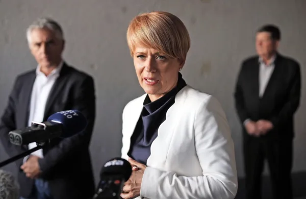 Aleksandra Pivec ne najde več skupnega koraka s Tomažem 
Gantarjem (levo) in Francem Juršo (desno v ozadju).