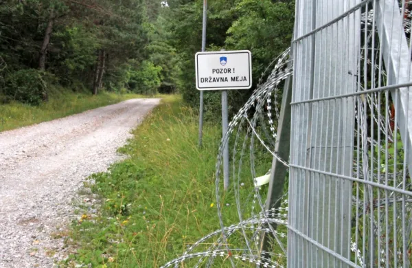 Obtoženi  mama in hčerka sta pred  Jelšanami  v avto sprejeli  tri 
državljane Turčije, ki so pred tem nezakonito prečkali mejo.