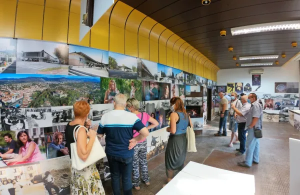 Turistično društvo  je v prostorih odprlo  zanimivo razstavo Včeraj, danes in jutri, na kateri predstavlja gradnjo Nove Gorice, brigadirje, 
primerjavo mesta nekoč in danes, portrete meščank in meščanov, dekleta z vrtnicami ... Odprta je do 30.  septembra. 