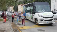 Brezplačni avtobus v turistični sezoni uporabljajo tako obiskovalci 
Pirana kot njegovi stanovalci. 