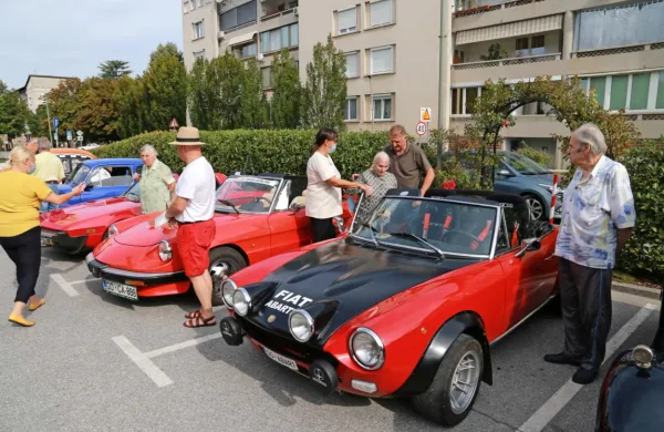 Vozniki starodobnikov so upokojencem popestrili dan