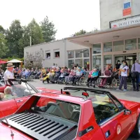 Vozniki starodobnikov so upokojencem popestrili dan