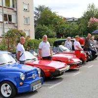 Vozniki starodobnikov so upokojencem popestrili dan