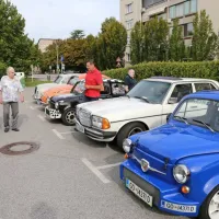 Vozniki starodobnikov so upokojencem popestrili dan