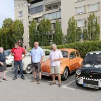 Vozniki starodobnikov so upokojencem popestrili dan