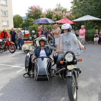 Vozniki starodobnikov so upokojencem popestrili dan