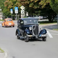 Vozniki starodobnikov so upokojencem popestrili dan
