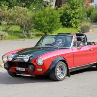 Vozniki starodobnikov so upokojencem popestrili dan