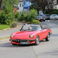 Vozniki starodobnikov so upokojencem popestrili dan