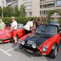 Vozniki starodobnikov so upokojencem popestrili dan