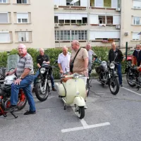 Vozniki starodobnikov so upokojencem popestrili dan