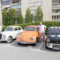 Vozniki starodobnikov so upokojencem popestrili dan