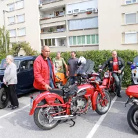 Vozniki starodobnikov so upokojencem popestrili dan