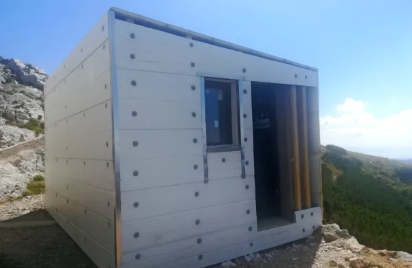 Prenovljen bivak bo nudil zavetje planincem  v primeru slabega 
vremena, ko bo koča zaprta. 