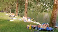 Turistični utrip je letos zelo spodbuden. Pod Modrejcami načrtujejo še več privezov za čolne, v kraju pa tudi Ribiško tržnico. 