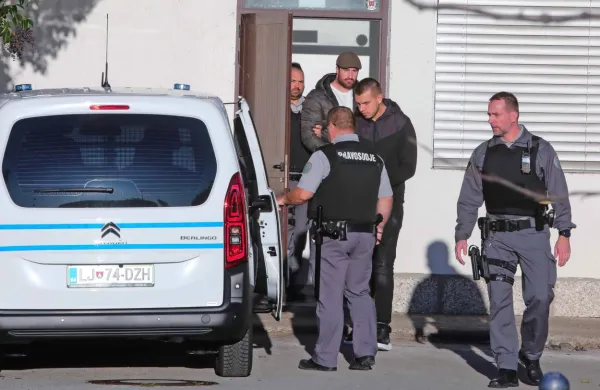 Koprsko tožilstvo je    Klemnu Kadivcu in Bojanu Stanojeviću (med 
pravosodnima policistoma) najprej  očitalo nasilništvo, zdaj pa 
ugrabitev in poskus ugrabitve.   