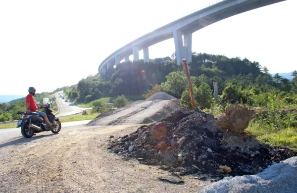 Domačini verjetno niso odvrgli asfalta in betona na kup pod 
viaduktom.