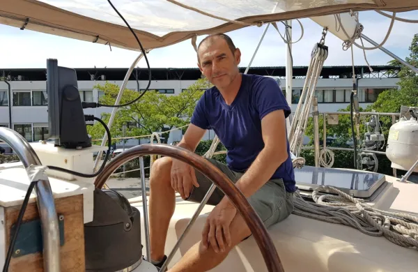 Ivan Golubar še nikoli ni jadral, a pravi, da se je spotoma priučil, 
pri številnih  popravilih na plovilu pa mu je zelo prav prišlo 
inženirsko znanje.