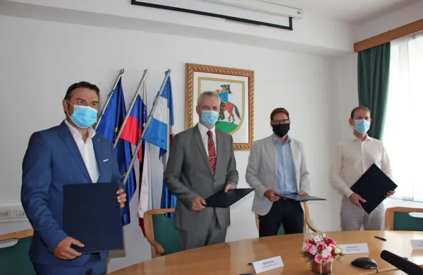 Župan Robert Smrdelj (drugi z leve) je podpisal pogodbe s podjetij Makro 5, Ginex in CID. 