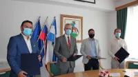 Župan Robert Smrdelj (drugi z leve) je podpisal pogodbe s podjetij Makro 5, Ginex in CID. 