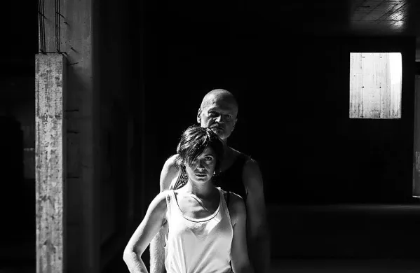 Ana Pandur in  Damir Avdić bosta v soboto v Divaški jami 
premierno izvedla plesno-glasbeni performans Črni zvoki.