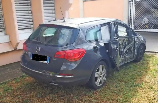 V nesreči, ki se je zgodila nekaj deset metrov pred mejo z Italijo, so se poškodovali štirje prebežniki.