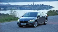 Škoda octavia je v novi četrti generaciji v nizkem startu za 
nabiranje kupcev. Naša izkušnja z limuzinsko izvedbo sploh ni 
napačna, saj ima le za odtenek manjši prtljažni prostor.
