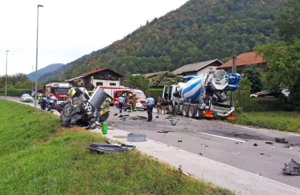 Današnji trk avtomobila in tovornega vozila je bil tako silovit, da 
je 48-letni voznik terenskega vozila na kraju nesreče umrl.